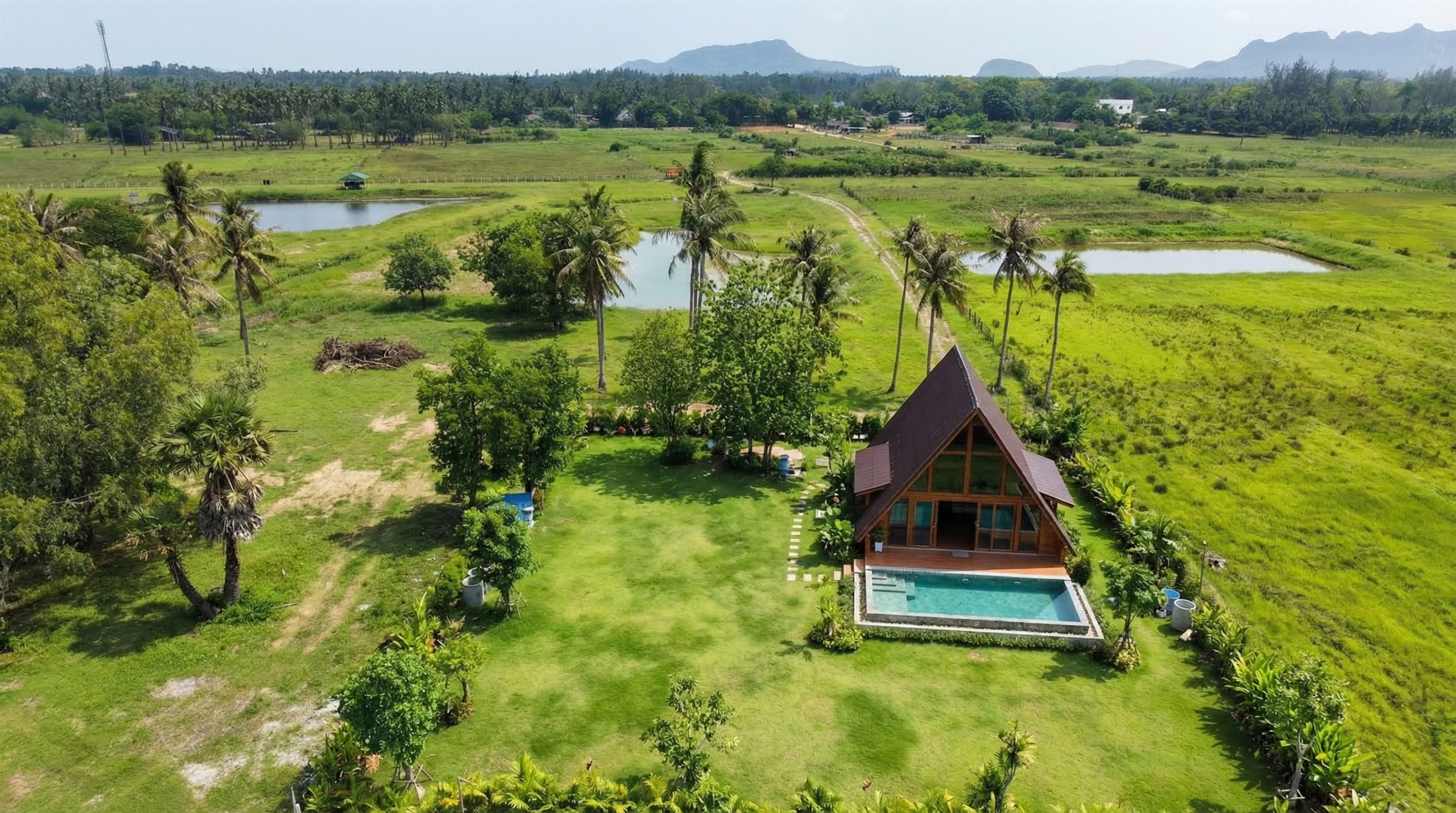 Luftaufnahme A-Frame mit Pool und See