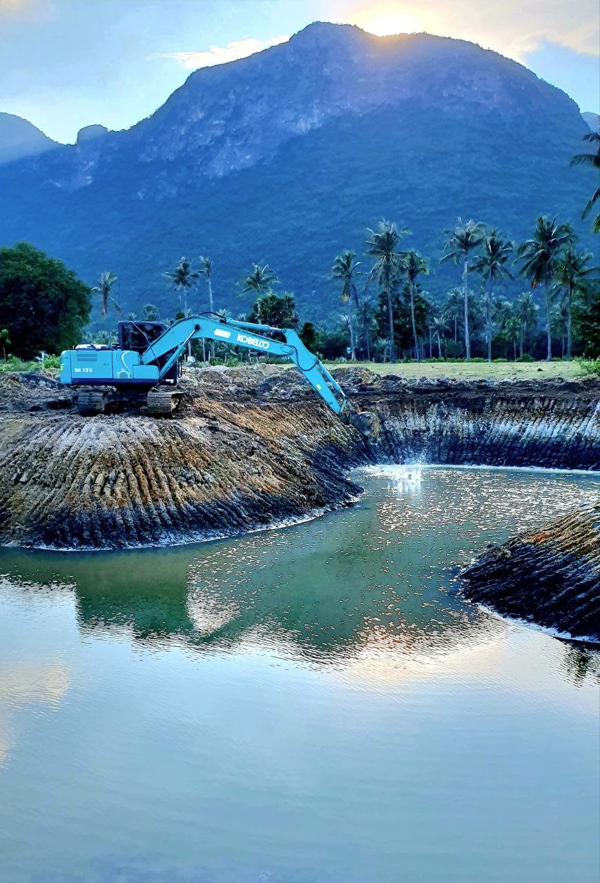 Bagger formt den See